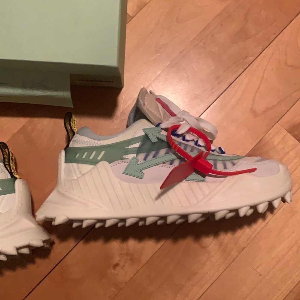 Women’s Off white sneaker